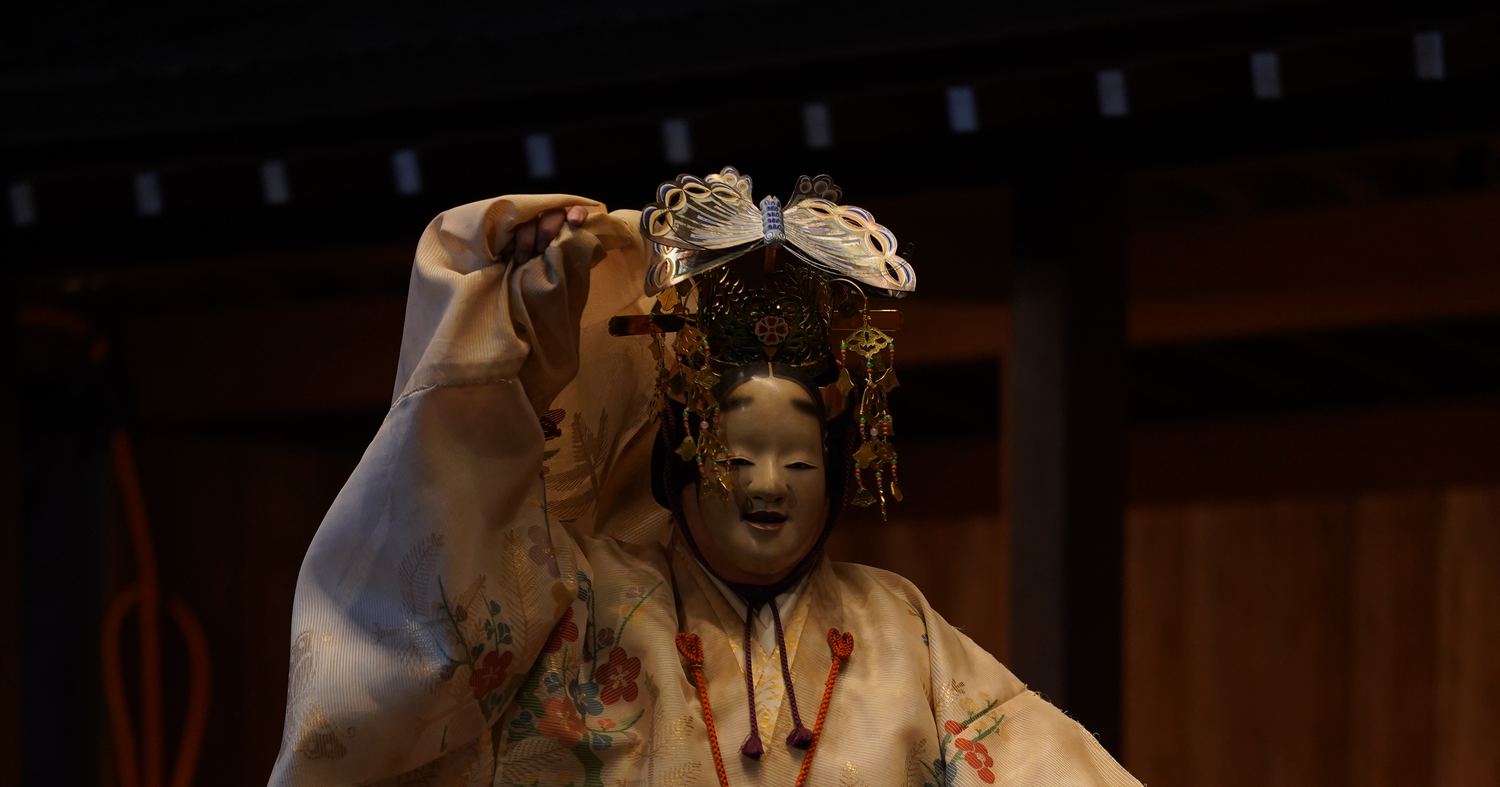 能《胡蝶》のシテ・蝶の天冠と舞の一場面